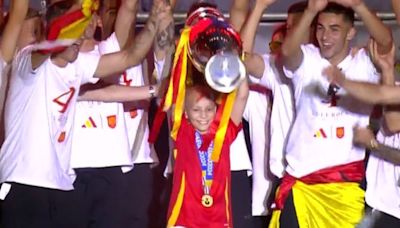 María, la 'princesa futbolera guerrera' de 11 años que levantó la Eurocopa: tiene sarcoma de Ewing y sueña con ser oncóloga