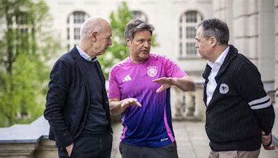 Habeck in Pink: Minister setzt Statement bei Treffen mit DFB-Leitung