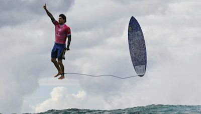 La foto viral del surfista brasileño Gabriel Medina tras un (casi) 10 perfecto en los Juegos Olímpicos de París 2024