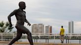Retiraron estatua del exfutbolista Dani Alves en su natal ciudad de Juazeiro en Brasil - El Diario NY
