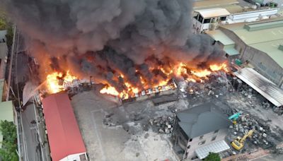 佳里塑膠工廠火警 消防局出動56車115人及無人機救火