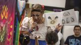 Un grupo de Drag Queens realiza una lectura de cuentos a niños en el norte de México
