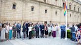 El Parlamento andaluz iza la bandera del orgullo Lgtbi