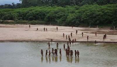 Vid shows ‘uncontacted’ tribe in Peru rainforest brandish spears on riverbank