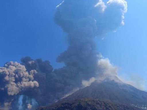 Italia activa el máximo el nivel de alerta tras la erupción del volcán Estrómboli