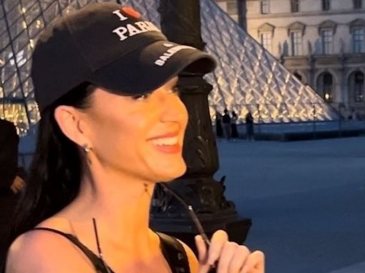 Katy Perry high fives a thrilled bride and groom at the Louvre, Paris