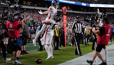 Falcons cap off incredible comeback with late touchdown to beat Eagles