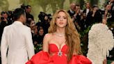 Shakira hace su debut en la Met Gala 2024 con espectacular vestido que deja al descubierto su pierna - El Diario NY