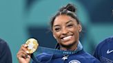 Simone Biles gana oro en concurso individual y recupera el trono de la gimnasia que había perdido en Tokio