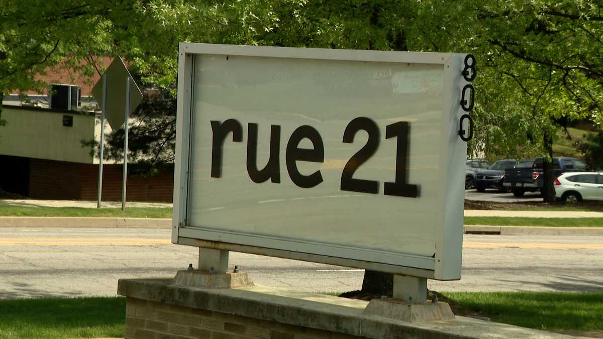 Employees at rue21's Pittsburgh-area headquarters said they were all fired in a pre-recorded message