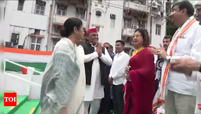 Mamata Banerjee leads TMC's Dharmatala rally in Kolkata; Akhilesh Yadav joins | India News - Times of India