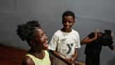Obligada a reconstruir su vida a los 12, una niña haitiana se suma a miles que huyen de la violencia