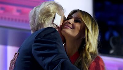 El beso a Melania y el cariño de sus nietos: los Trump unidos en torno al candidato a la Casa Blanca