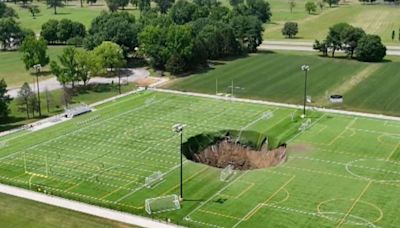 Cratera gigante se abre em campo de futebol nos Estados Unidos; vídeo