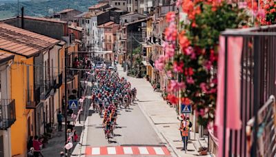 El Giro de Italia tendrá múltiples puertos de montaña para los colombianos y final en embalaje: hora y dónde ver la etapa 12
