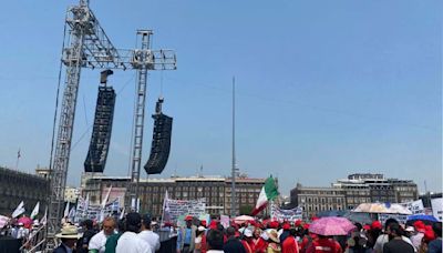 Quitan bandera nacional en el Zócalo ante marcha de trabajadores