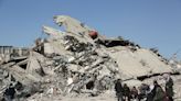 Una semana tras el terremoto, los equipos de rescate de Turquía excavan para rescatar a una familia
