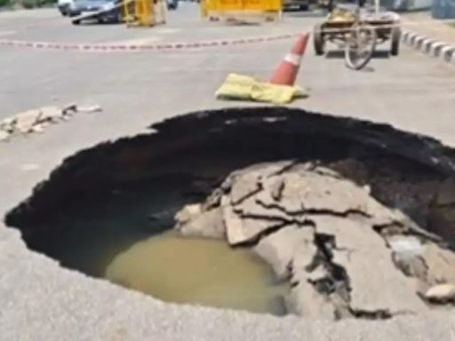 Video: Portion Of Road Caves In At Delhi's Aurobindo Marg