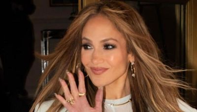 Jennifer Lopez irradia elegancia con este 'look' con transparencias