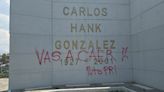 Detienen a periodistas en Edomex por pintas al Monumento a Carlos Hank González; organización acusa arrestos arbitrarios