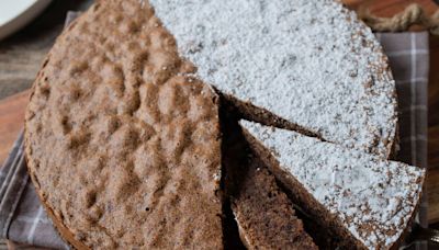 Nigella Lawson's easy chocolate cake is made with just 8 ingredients - no butter