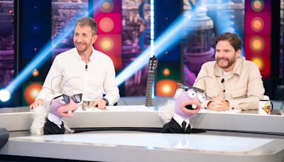 ¿Quién está detrás de estos espectaculares outfits? ¡Daniel Brühl demuestra el ojo que tiene para la moda en El Hormiguero!