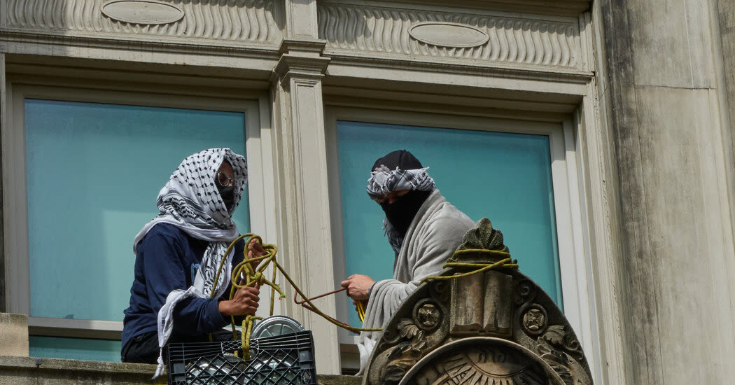 Columbia Said It Would Expel Students Occupying a Building