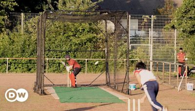 Cricket helps Afghan refugees feel at home in Hamburg – DW – 10/02/2024