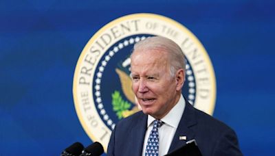 Biden deve bloquear asilo para imigrantes na fronteira EUA-México, dizem fontes Por Reuters