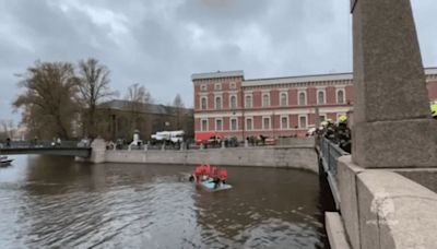 Siete personas mueren en la caída de un bus en un río en San Petersburgo