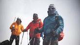 Tres científicos ecuatorianos vigilan el cambio climático desde una estación meteorológica en un glaciar