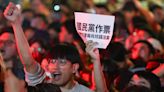批藍白密室協商、韓國瑜自創舉手反表決 台權會要求撤回擴權法案