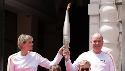 Feuer und Flamme: Albert und Charlène präsentieren Olympische Fackel