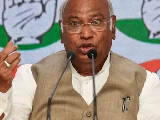 Kharge highlights Sonia Gandhi's editorial on PM Modi, says "preaching consensus, provoking confrontation"