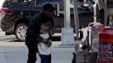 Vídeo: criança viraliza ao abraçar vendedor ambulante em Nova York