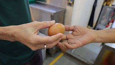 Controversial CKT hawker offers $0.50 off if you bring your own egg