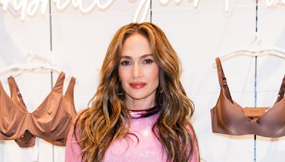 JLo revive la fiebre de Barbie con este minivestido en Nueva York