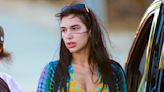 Dua Lipa: lejos del Mundial de Qatar, la cantante disfruta de una salida con amigos en una playa nudista