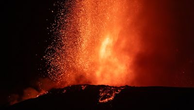 意大利埃特納火山爆發 附近機場航班一度中斷