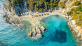 "Ma douleur avait complètement disparu" : les plages de cette petite île grecque sont bordées d'eaux magiques et thérapeutiques