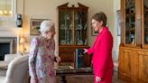 Rainha Elizabeth encontra Sturgeon após novo plano para votação sobre independência