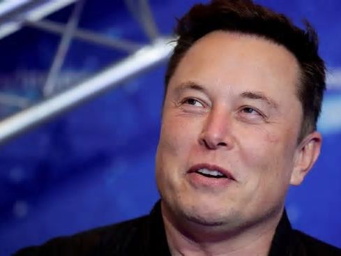 Tesla chiede ai suoi azionisti di confermare il bonus da 56 miliardi di dollari a Elon Musk: l’azienda ha appena licenziato 14mila persone