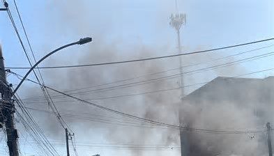 Ônibus, pneus e barricadas são incendiados durante tiroteios em comunidades do Rio; chefe do tráfico é morto na Zona Norte