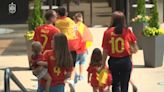 Una pareja española y sus siete hijos viajan en furgoneta desde Alicante hasta Dusseldorf para animar a la selección