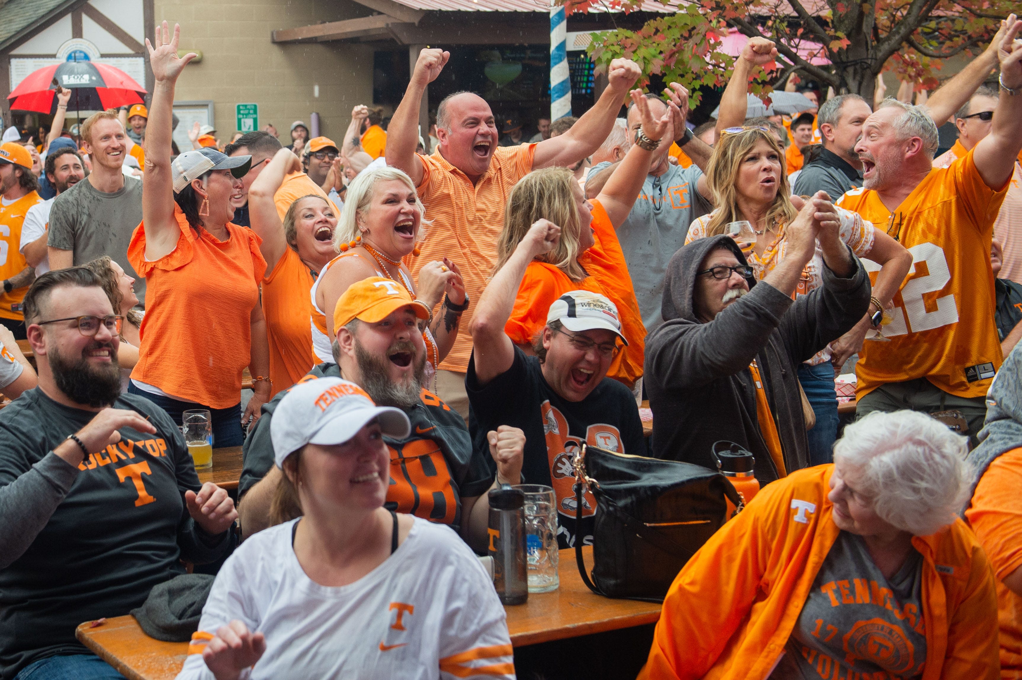 Despite weird game times, these bars will show Tennessee baseball's super regional on TV