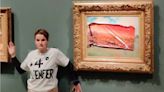 Detienen a ecologista por pegar cartel de protesta en cuadro de Monet en París