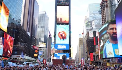 Los hinchas argentinos coparon nuevamente Time Square, en la previa de Argentina vs. Canadá: seguí el banderazo en vivo