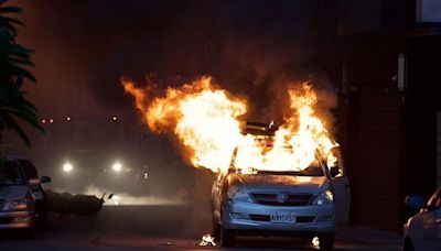 台中太平鐵皮工廠全面燃燒！火勢猛烈超嚇人 1男子開車逃難