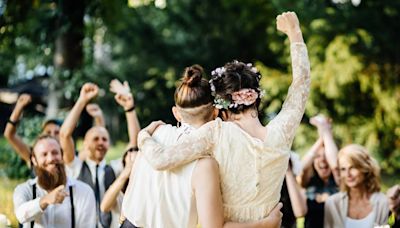 Todas las claves para tu próxima boda en 'Sí soy': cómo vestir, cuánto poner 'de cubierto', qué tendencia se lleva...