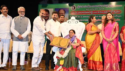 Telangana CM Revanth presents ‘Vishwambhara’ award to Tamil writer Sivashankari